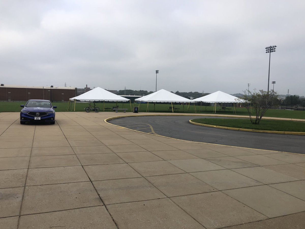 Sluhpresident's tweet photo. Our Class of 2021 banner says it all! Tents were a big hit at lunch today (pics from this morning). The Class of 2024 members I spoke with seem to be having a great day. Life & energy returns to Backer Memorial Campus. #blessedtobeback #AMDG https://t.co/rpSrz1y2Ud