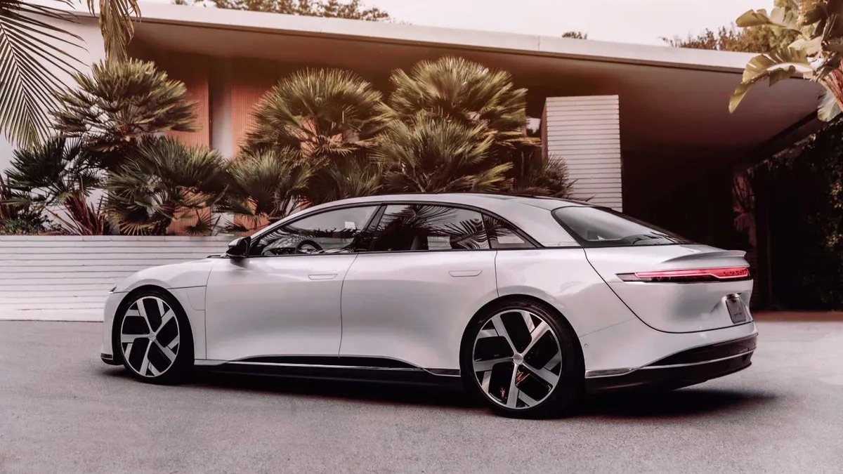 CarsSouthAfrica's tweet photo. Tesla dominates the luxury electric vehicle space, but whereas the US-based firm's still ahead of German premium brands in terms of technology and packaging, it might now have a very credible rival from much closer to home. Take a look at Lucid: https://t.co/GWQwb80vq3 https://t.co/7pirloC3iw