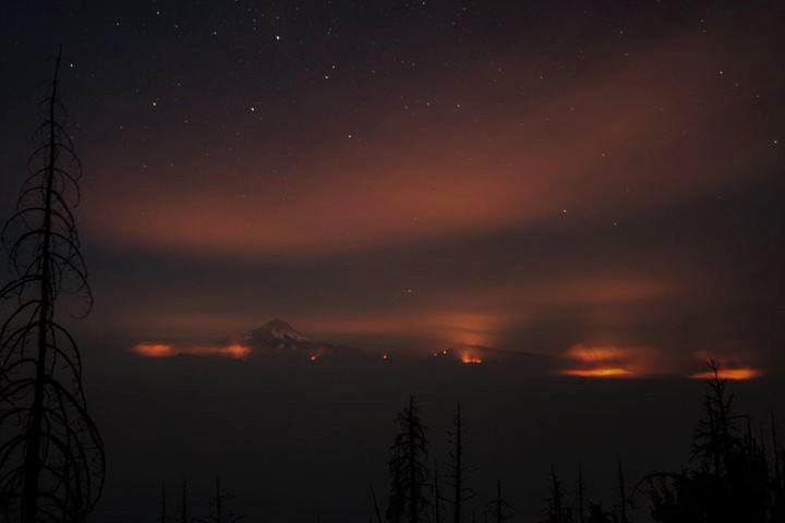 BLMOregon's tweet photo. There are 30 large fires currently burning approximately 1.2 million acres in Oregon and Washington, reports @NWCCInfo -- get the latest info 🔥➡ https://t.co/JXucOAFV44 https://t.co/cQDdw9Qi7I