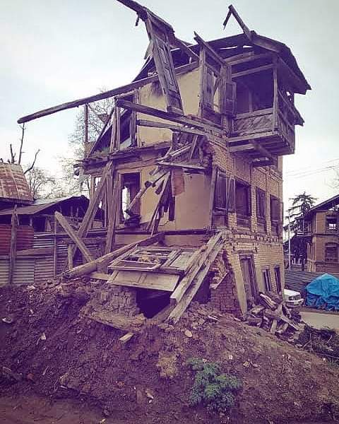 lraheelkhan's tweet photo. Dear Kangana, this is what devastation looks like. No one can ever imagine or feel the pain which Kashmiri Pandits went through because you or I didn't become refugees in our own country!

P.S. The house in the picture below once belonged to Kashmiri Pandits https://t.co/IKU2GJ4Tgb