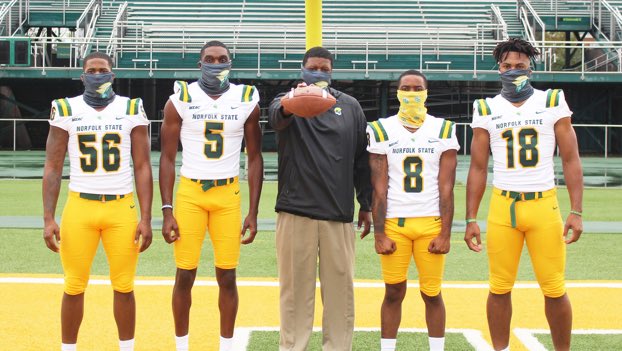 Latrell__Scott's tweet photo. Maybe I’m getting old but damn I miss my team. Better days ahead. We will do what it takes in the meantime to stay sharp. 🔰🏈✊🏾💚#BEHOLD https://t.co/cuMpBUHU0l