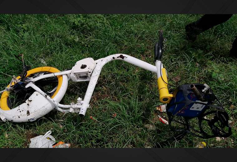 Telenoticias7's tweet photo. Quemadas o en partes: así aparecen las bicicletas de alquiler https://t.co/2GIUUHwfht https://t.co/53SjKQOPIR