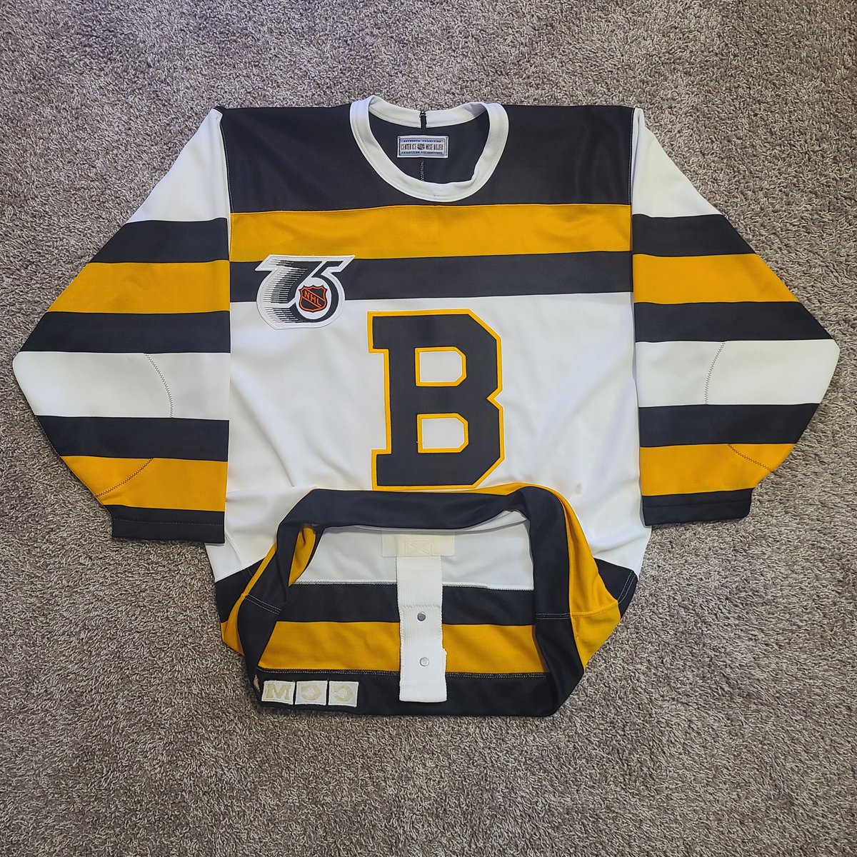 PVJerseys's tweet photo. ๐จWith a new round of #PVFinds coming Monday 9/14, I wanted to share the newest add to my PC, #PVsPC.๐จ
1991-92 CCM On-Ice Authentic TBTC Bobby Orr Boston Bruins. Will strip for Bourque!
What's the latest addition to your collection? #PVFinds #PVsPC #NHLBruins #HockeyTwitter https://t.co/IuIWVZNFYI