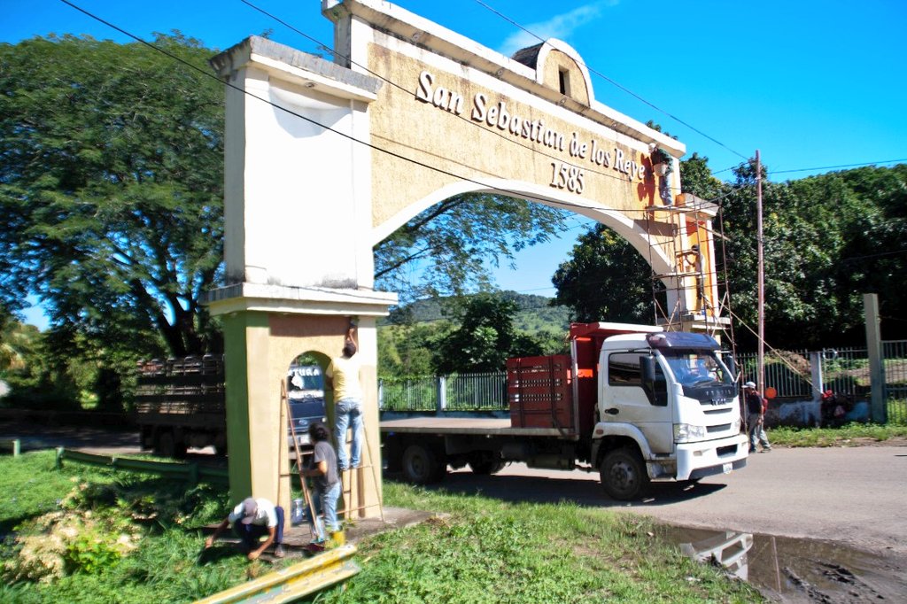 FelixR_JPSUV's tweet photo. La 2da. Entrada de nuestro Municipio, también está siendo rehabilitada, gracias al apoyo de nuestro Gob.@MarcoTorresPSUV y el excelente trabajo en equipo de nuestros trabajadores y trabajadoras, que a diario manifiestan su amor y gratitud por nuestro pueblo. 
#YoSoySanSebastian❤ https://t.co/aZ17nTYGnt