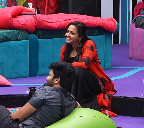 LasyaManjunath's tweet photo. Her smile is a thought about her #Junnu beta 🤗👩‍👦

- #TeamLasya 
#LasyaManjunath #LasyaBB4 #BiggBoss4Telugu #BiggBoss4 https://t.co/eThTN0MC4s