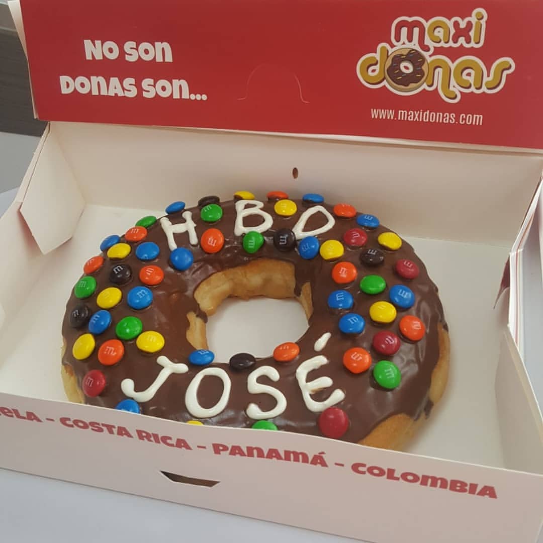 MaxiDonas_ve's tweet photo. Esa persona especial, caerá redondita en tus brazos...Pero llena de dulzura con nuestra #BigDonuts 🥳😎🍩
Disponible por pedido anticipado en nuestras tiendas.
#NoSonDonasSonMaxiDonas #VenezuelaTerritorioMaxiDonas #Donuts #Pedidos #MaxiLover #Rellenas #Suavidad #Donas https://t.co/gbYgbXwRiN