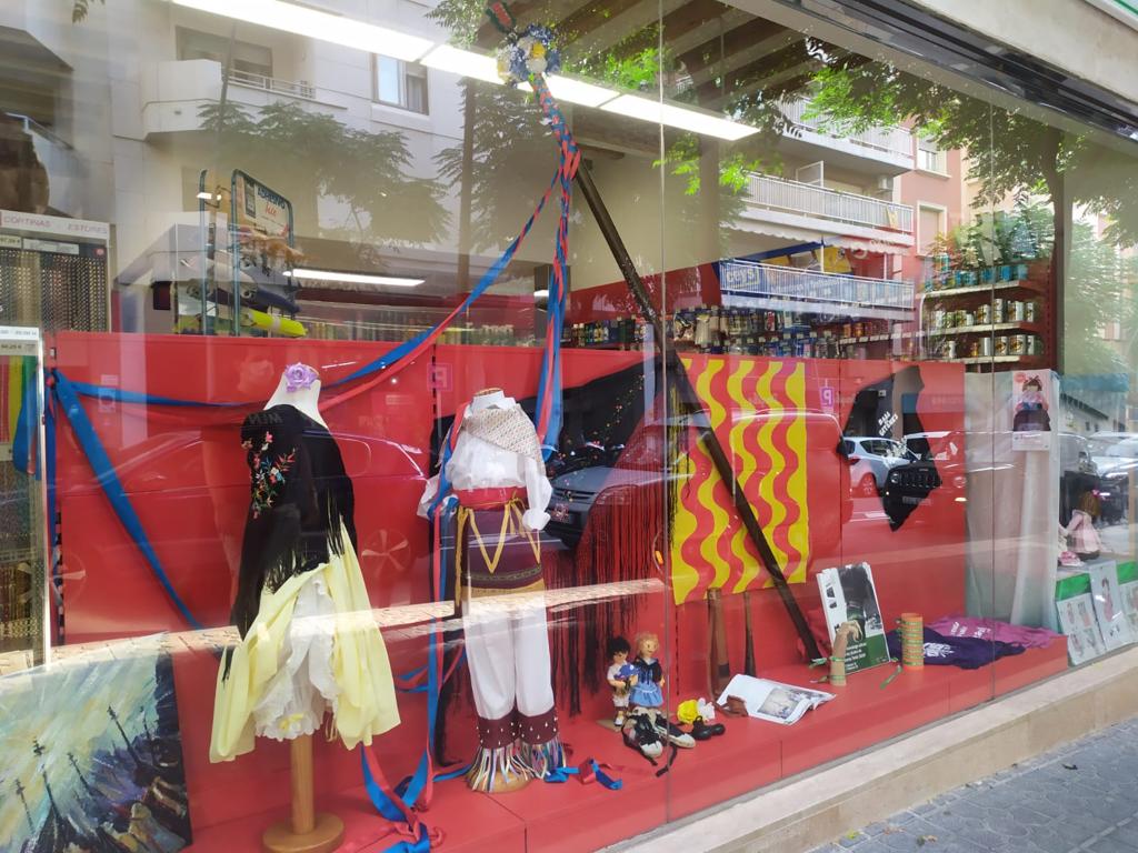 bgitanestgn's tweet photo. POLSERES!!! ⚠️ Recordeu anar ben equipats aquestes festes. Podeu trobar polseres aquí:
- Comercial Padrell
- El lloro de la Negrita
- @MercatsTGN
- Estand de les festes
#gitanillas https://t.co/BpDemhvFny