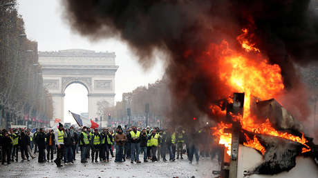 En París destruyen el mobiliario público y queman carros pero la policía no mata a ningún manifestante. No justifiquen el #AbusoPolicial.