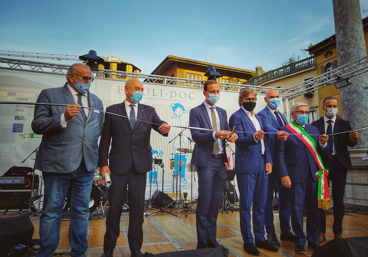 staff_M_Fedriga's tweet photo. 🎉😋 #FriuliDOC si parte!
Oggi a #Udine per l'inaugurazione in sicurezza della manifestazione che mette in vetrina il meglio dell'enogastronomia del #FriuliVeneziaGiulia.
Da visitare!

ℹ️ Per accedere è consigliabile scaricare l'app #Eilo📲 #FriuliDoc26 #FriuliDoc2020 https://t.co/tskVufH0QE