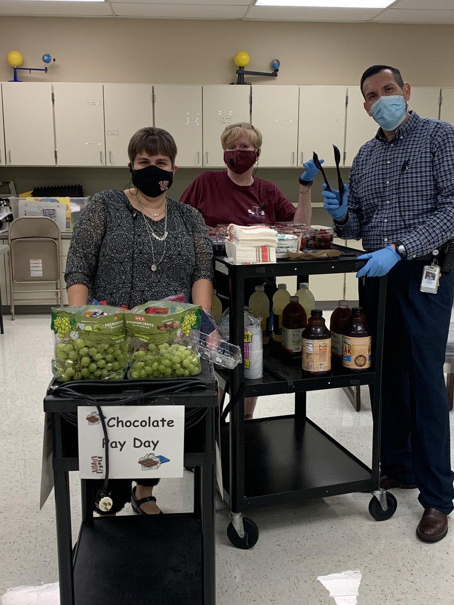 Mobile fruit cart to celebrate Cox Elementary staff for all their hard work! Yummy! <a href="/RHabermacher/">Reagan Habermacher</a> @charlierodJr #1lisd