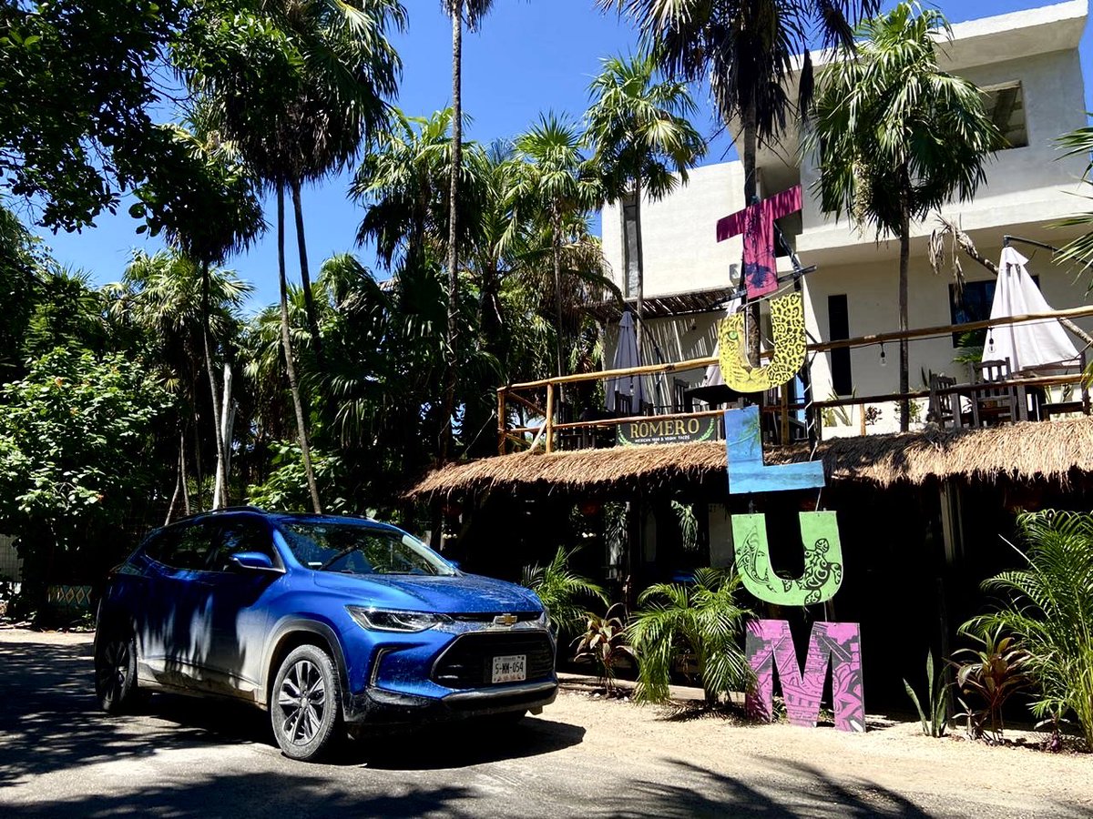 AutosyMas's tweet photo. Llegamos a #Tulum🌺 este #TrackerTrip se pone cada vez mejor!en el exterior #ChevroletTracker  tiene líneas estilizadas que junto con los rieles de techo cromados y un spoiler trasero, muestran un diseño moderno y deportivo. #ReactivaMexico @ChevroletMexico https://t.co/AFUiGv1Kz1