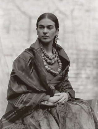 After meeting her,#EdwardWeston wrote in his daybook “[she was] a little doll alongside Diego... People stopped to look in wonder.” #FridaKahlo  photo by E.Weston 1930