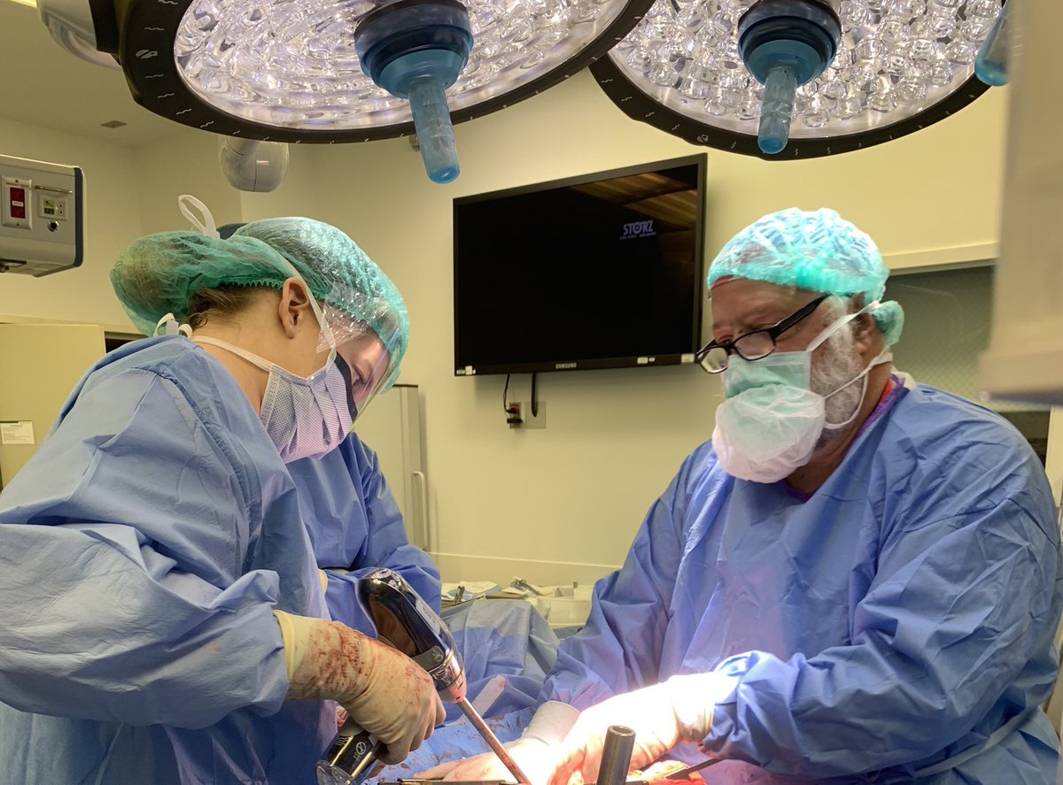 eyc1111's tweet photo. Rush/County GS residency: life is good when you’re so focused on what you’re doing that you don’t hear anyone taking an impromptu photo of you #rushsurgery #surged @RushSurgery @RushSurgeryEd @RushColorectal https://t.co/RSBmiTRBnk