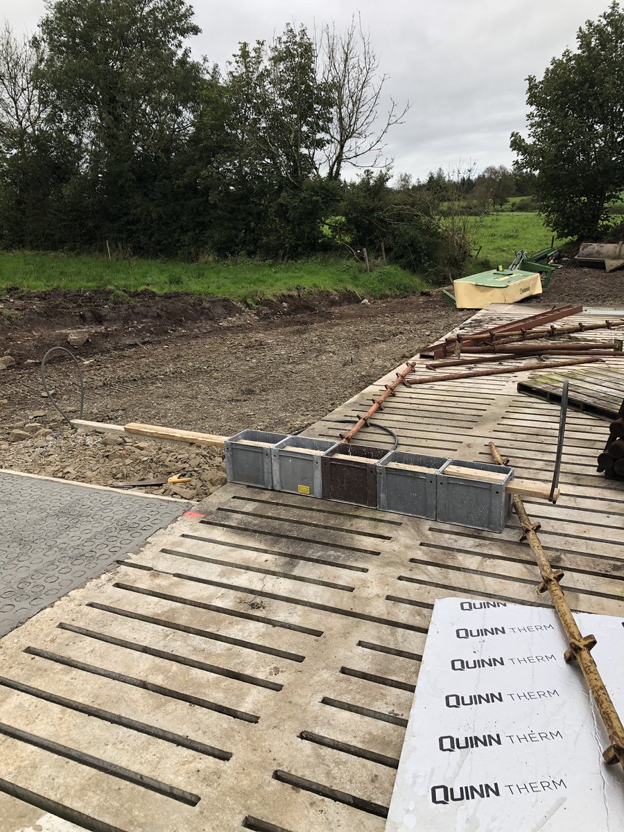 Stole this idea from someone on here a while back. Not perfect but handy job for grooving the concrete. Those beer crates served me well twice👍🏼