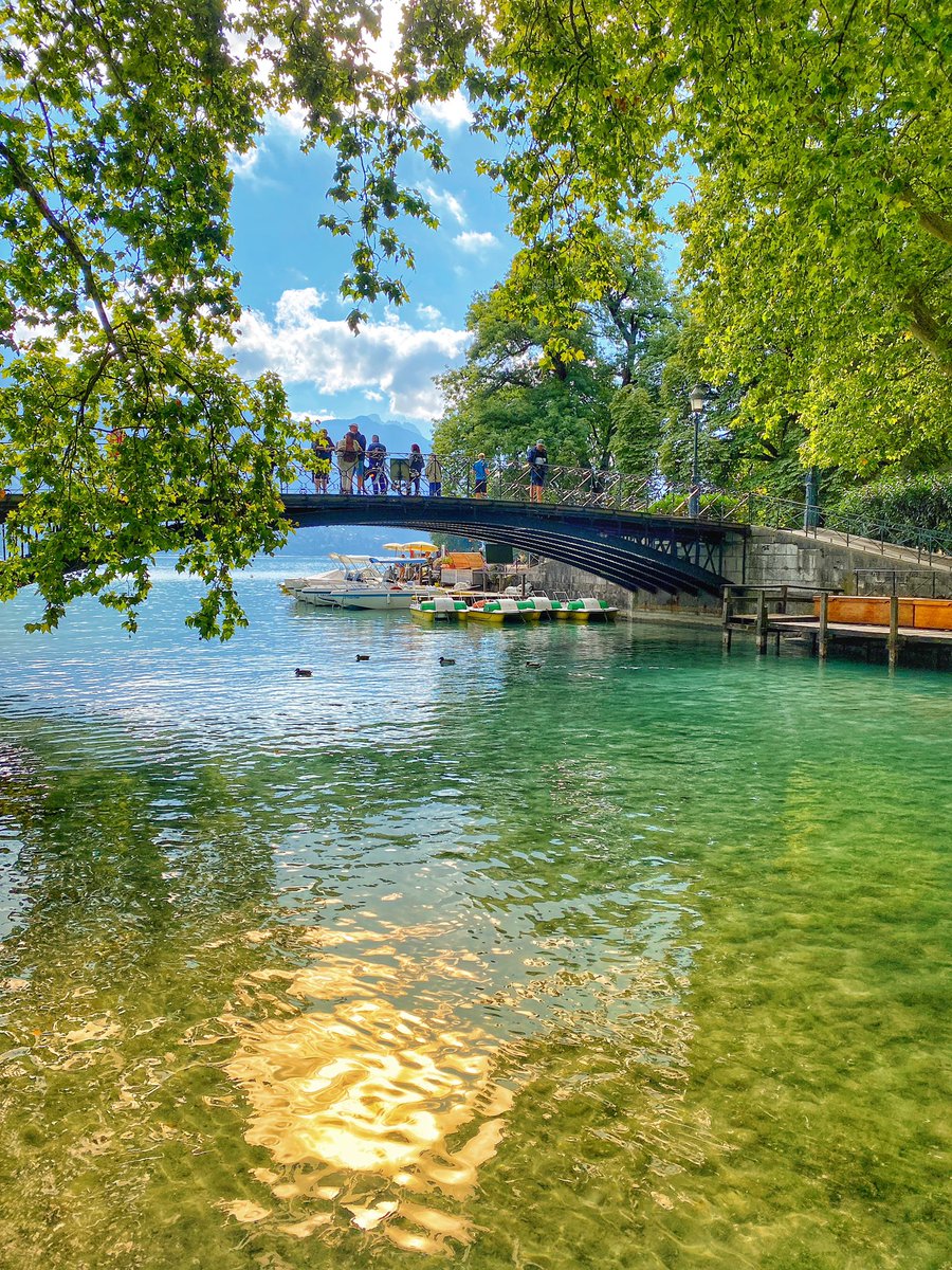 Daily #France from Annecy - crystal clear water flowing under the Pont des Amours, the lovers bridge. Legend says share a kiss here and you’ll be together forever! #thegoodlifefrance #annecy #annecymountains