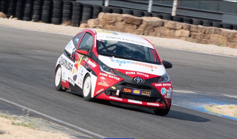Este finde semana dejamos a un lado el simracing para volver a la acción. El sábado estaré en el circuito del Jarama disputando la copa kobe de circuito. Tras la victoria en la anterior carrera nos vemos fuertes para volver a luchar por las posiciones más altas!!💪🏎