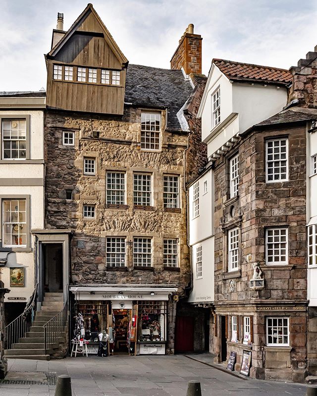 Edinburgh's old town, full of character at every turn! 😍✨ #StaySafe 📍 Royal Mile, #Edinburgh 📷 IG/sparrowinlondon