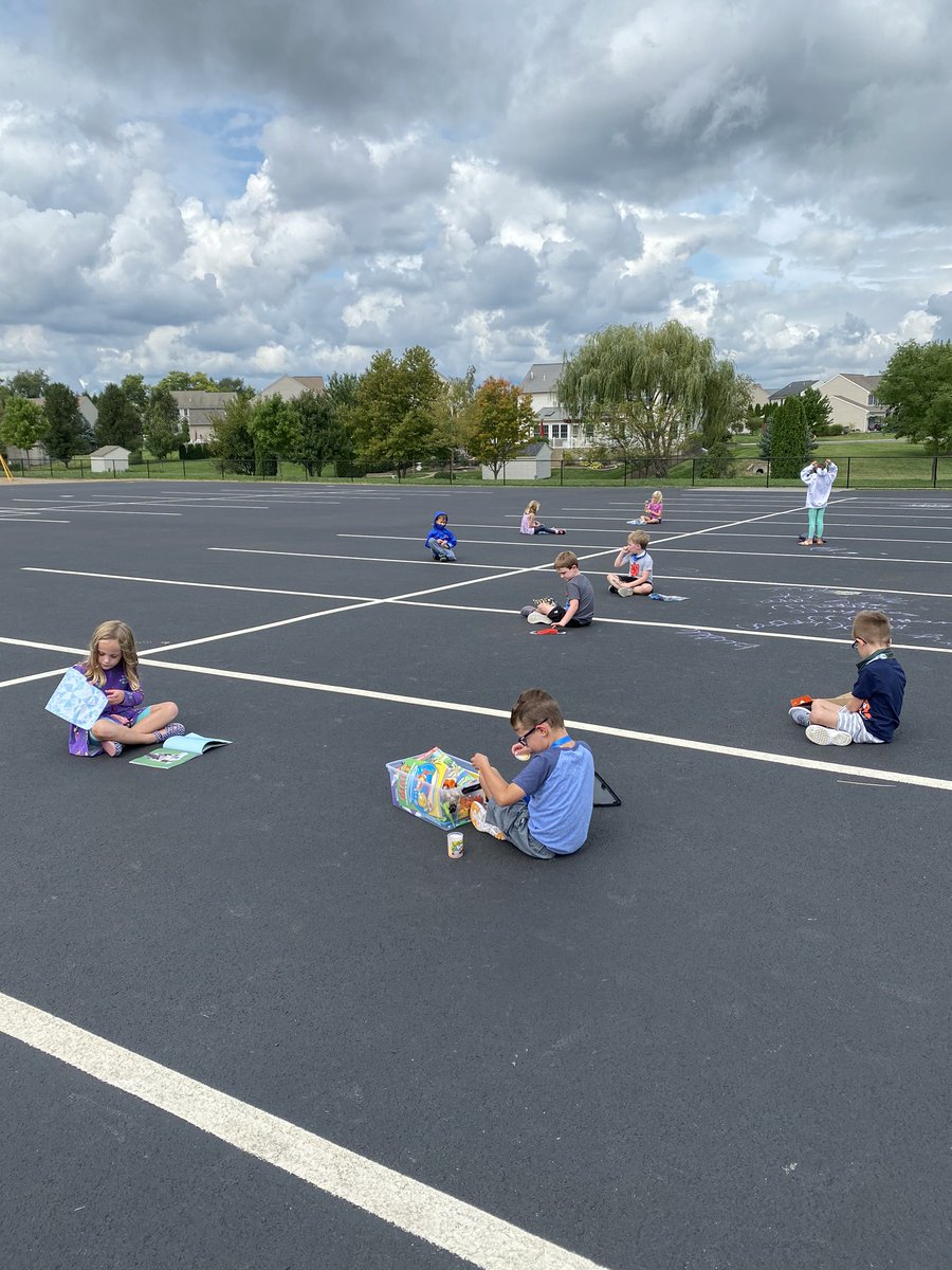 LingleAveElem's tweet photo. Busy little bees at First Grade recess!  #busyboxes #fun https://t.co/Xh0AdDcG4h