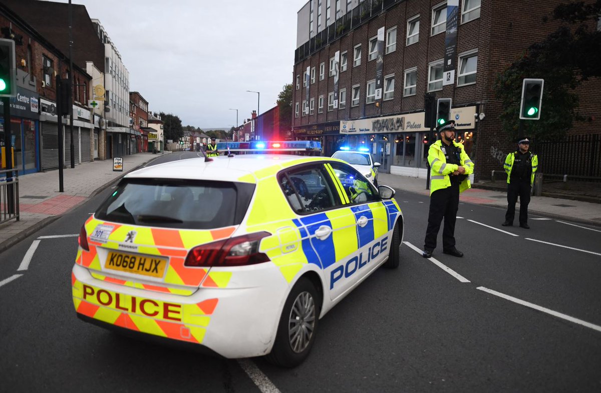 MENnewsdesk's tweet image. 'Suspicious item' found in Stockport... hundreds of people have been evacuated and a huge police cordon is in place - LIVE UPDATES manchestereveningnews.co.uk/news/greater-m…
