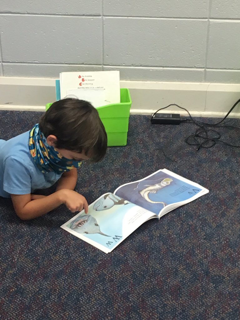 MrsAtleeK's tweet photo. Mrs. Atlee’s friends were doing a great job during Read to Self and Math Workshop! #countingjar #wearereaders https://t.co/iuHkVqL01u