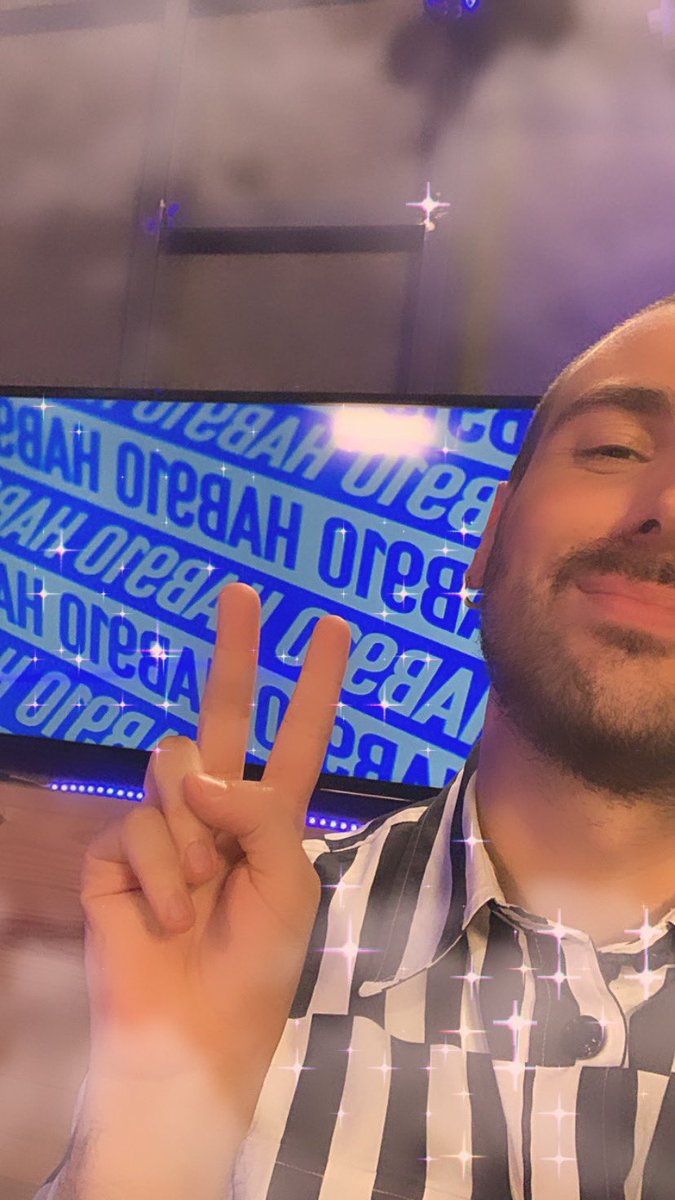 jordichicletol's tweet photo. avui tornem a @beteve amb nova temporada de pop, pop, pop i només POP! exprimint els llançaments amb @al__vv i convidant @guillamino i Rally Ray per parlar de #TrapKids! a les 23:50 a la TDT i a https://t.co/1RPD9kBtPb 🥳 #habitacio910 https://t.co/JVJNilB48w