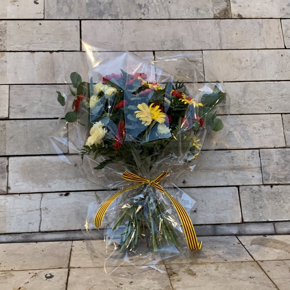 Endavant_BCamp's tweet photo. Malgrat la pluja, concentració i torxes per la ofrena floral a la plaça del Baluard.

L’Esquerra Independentista de Reus al carrer, garantint la seguretat però mantenint la capacitat de mobilització i agitació: #HiHaUnaAltraManeraDeViure #11s https://t.co/gQ15tNFvzH