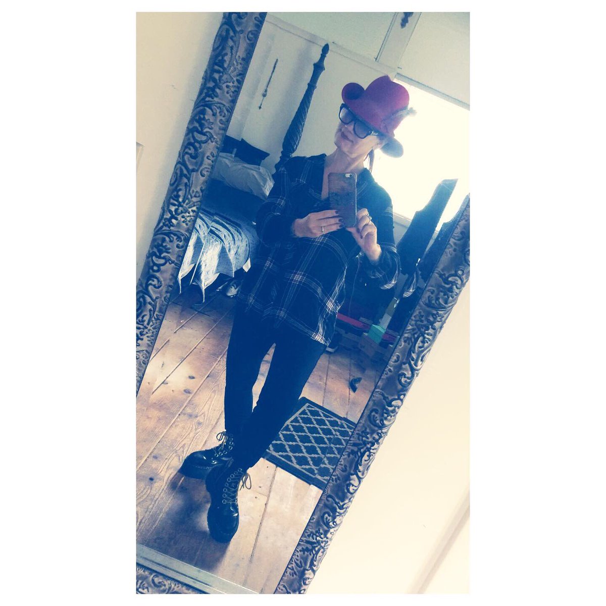TheNiniD's tweet photo. Who is ready for flannel season 🤘✌️
🤷🏽♀️🤷🏽♀️
・・・
.
@drmartensofficial #grungestyle #jadonboots #jadonmax #jadonmaxstud #grungepost #altstyle #grungefashion #autumn #flannel #alternativegirls #lookbook #drmartens #flannelseason https://t.co/AVutBOg5x0