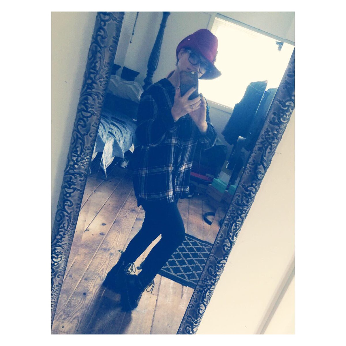 TheNiniD's tweet photo. Who is ready for flannel season 🤘✌️
🤷🏽♀️🤷🏽♀️
・・・
.
@drmartensofficial #grungestyle #jadonboots #jadonmax #jadonmaxstud #grungepost #altstyle #grungefashion #autumn #flannel #alternativegirls #lookbook #drmartens #flannelseason https://t.co/AVutBOg5x0