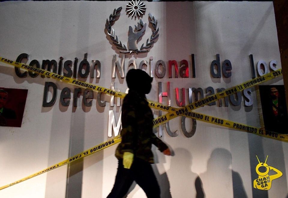 Somoselmedio's tweet photo. Feministas clausuran las oficinas de la @CNDH en Michoacán en apoyo a las colectivas que mantienen okupa en la sede de la #CDMX 

Fotografías: @michangoonga https://t.co/EXeEiH4uRy