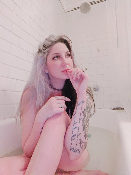 🐰🌸 https://t.co/tHxHMggS2Y