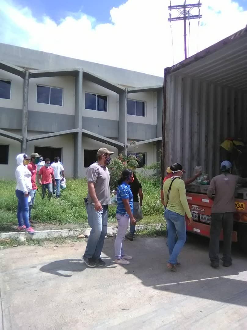 CLAPFLORE1VF's tweet photo. Gracias a Dios primeramente, a nuestro Presidente .@NicolasMaduro , .@_LaAvanzadora y al Alcalde .@HumbertoPsuv01 esta llegando los alimentos a nuestro municipio Cedeño #Monagas. Gran esfuerzo del gobierno revolucionario, producto al bloqueo q vive nuestro país. .@prensacedeno1 https://t.co/24mFK72Y0O