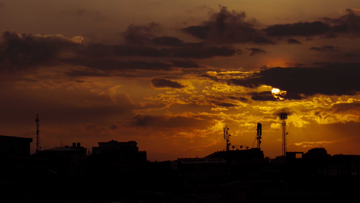 ETAMBA's tweet photo. Les fins de journée annonçant l'imminence de la grande saison sèche à Douala. L'astre solaire est encore plus à l'ouest au couher, a l'air plus gros et reste visible plus longtemps à l'horizon... Parce que le Mont Cameroon ne le cache plus :)
#showmeyoursunset https://t.co/KkbgYFfr5l