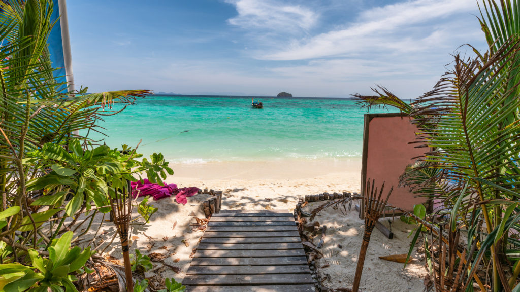 kaseygroup's tweet photo. What if you could experience the sand between your toes without leaving home? this just might be the next best way to kick back, relax, and make use of that vacation budget: https://t.co/zdY0bTmwLw #throwbackthursday #beautifulbackyards #northshorerealestate #luxuryhomes #forsale https://t.co/Li7a5fQqh6