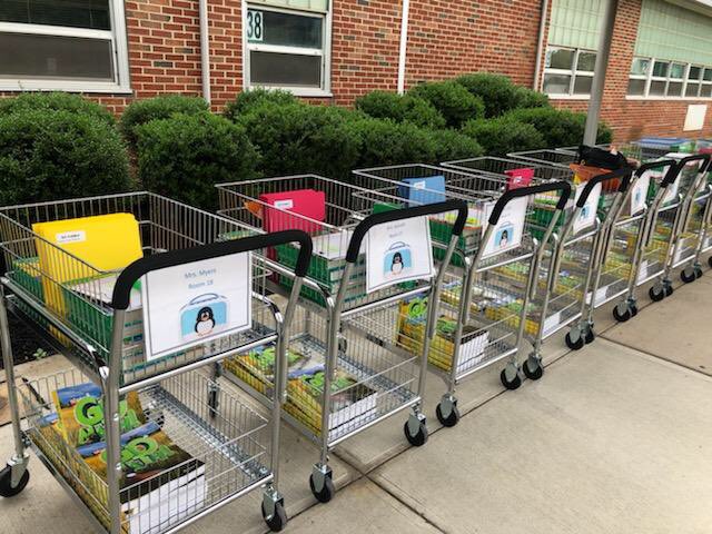 PrincipalMLK's tweet photo. It was great seeing all of the families who came to pick up the 5th grade books today. Just a reminder that we’ll be here until 3:30pm. We look forward to seeing you! https://t.co/yCNcRMYo2l