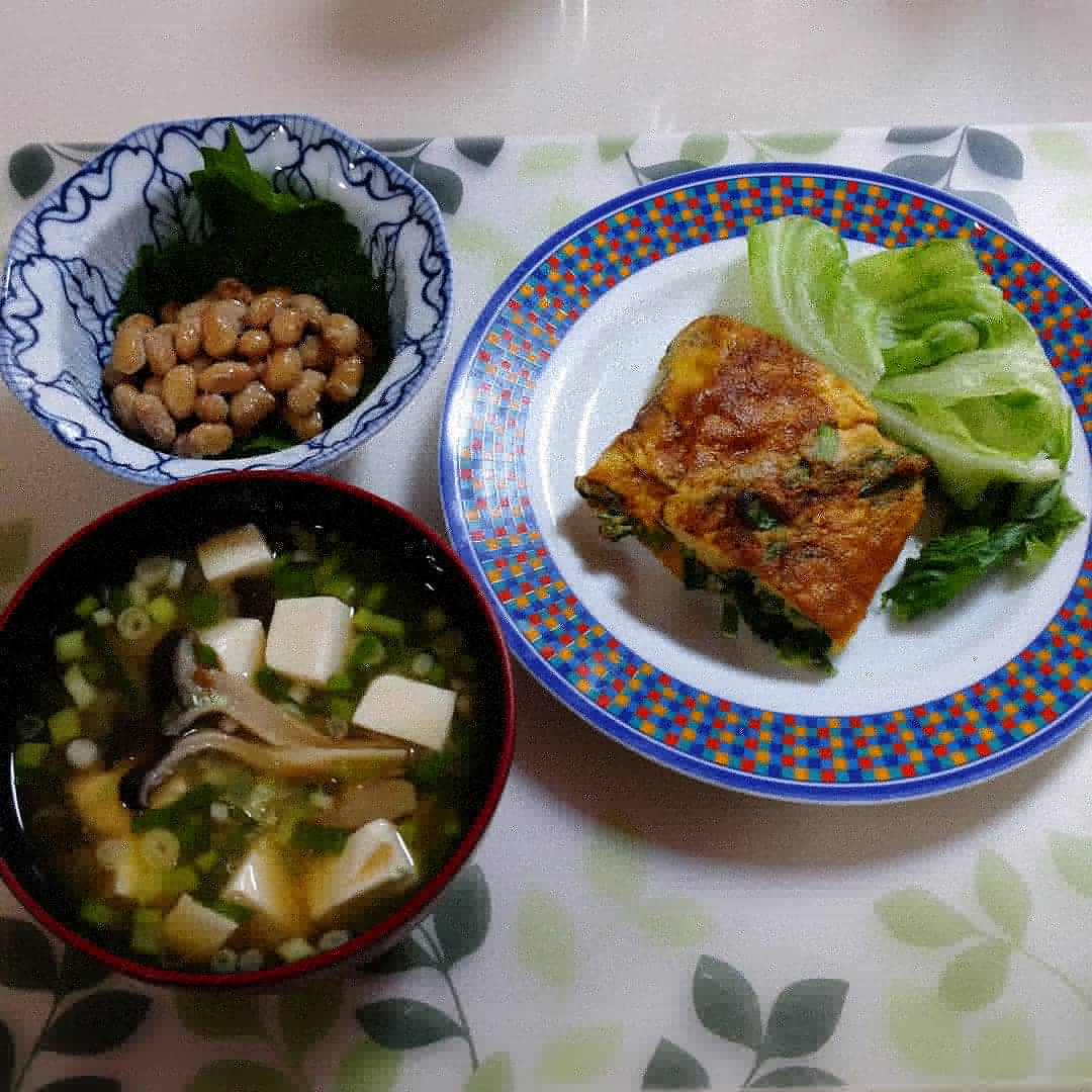 Hotcherrypie Goodmorning Mycooking Breakfast ゆっくりしたい Omlette Natto Lettuce Misosoup Tastegood おはようございます 朝御飯 オムレツ にらたま風 胡麻油でこんがり お味噌汁の具 お味噌汁 納豆 レタス 豆腐 ひらたけ 韮 細