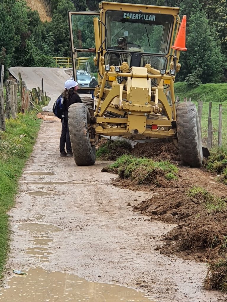 BoyacaRazaDeCam's tweet photo. En el Gobierno #BoyacáAvanza continuamos realizando mantenimiento a las vías del departamento. 

Trabajamos en la vereda Poravita de Oicatá para mejorar las condiciones de transitabilidad de nuestra gente. https://t.co/SnHOADcpGQ