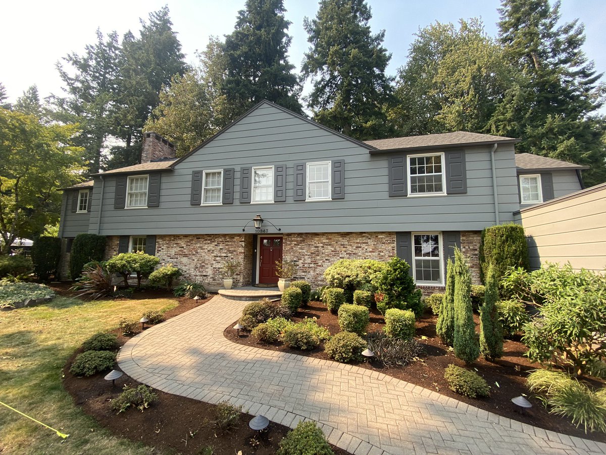 GuyBonsai's tweet photo. Bark mulch installed with a complimentary yard debris clean up. The wind storms going around have created quite a mess. 

#pdxlandscaps #BonsaiGuyLLC #makeachange https://t.co/YPxTKcQqP0