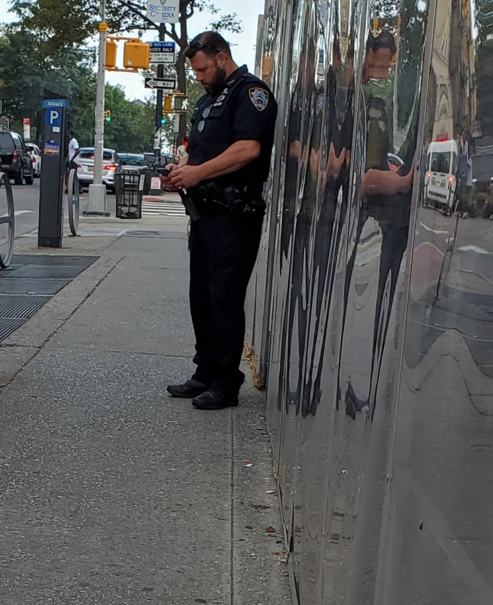 rkt2600's tweet photo. @TweetBenMax Exiting a brooklyn small business on labor day #nypdmaskwatch https://t.co/XZDRXl0ePS