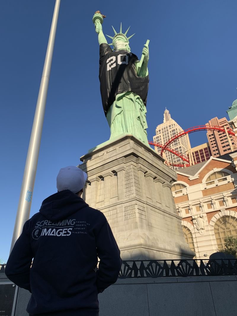 screamingimages's tweet image. Admiring Lady Liberty’s new gear, loving the things we get to do. #makeitscream
.
.
.
.
#raiders #NFL #football #branding #sports #mgm #ladyliberty #StatueofLiberty #justwinbaby #gobigorgohome #nynyvegas