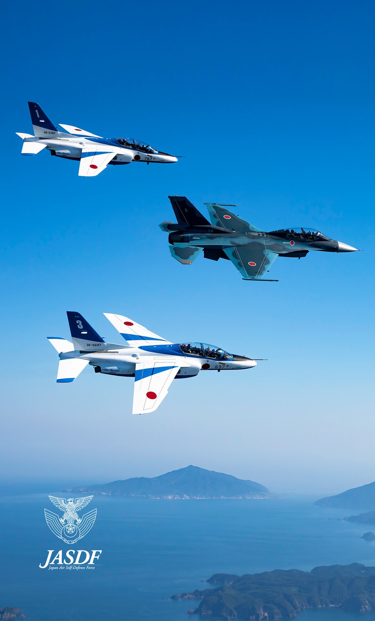 防衛省 航空自衛隊 空幕広報室 です F2とブルーインパルス 壁紙シリーズ この組み合わせは 松島基地ならでは それぞれの任務は違えど 平和を愛する想いは一緒 熱い学生教育と 飽くなき曲技の追求に 今日も東北の空を 防衛省 航空自衛隊 空幕広報室 です F2とブルーインパルス 壁紙シリーズ この組み合わせは 松島基地ならでは それぞれの任務は違えど 平和を愛する想いは一緒 熱い学生教育と 飽くなき曲技の追求に 今日も東北の空を