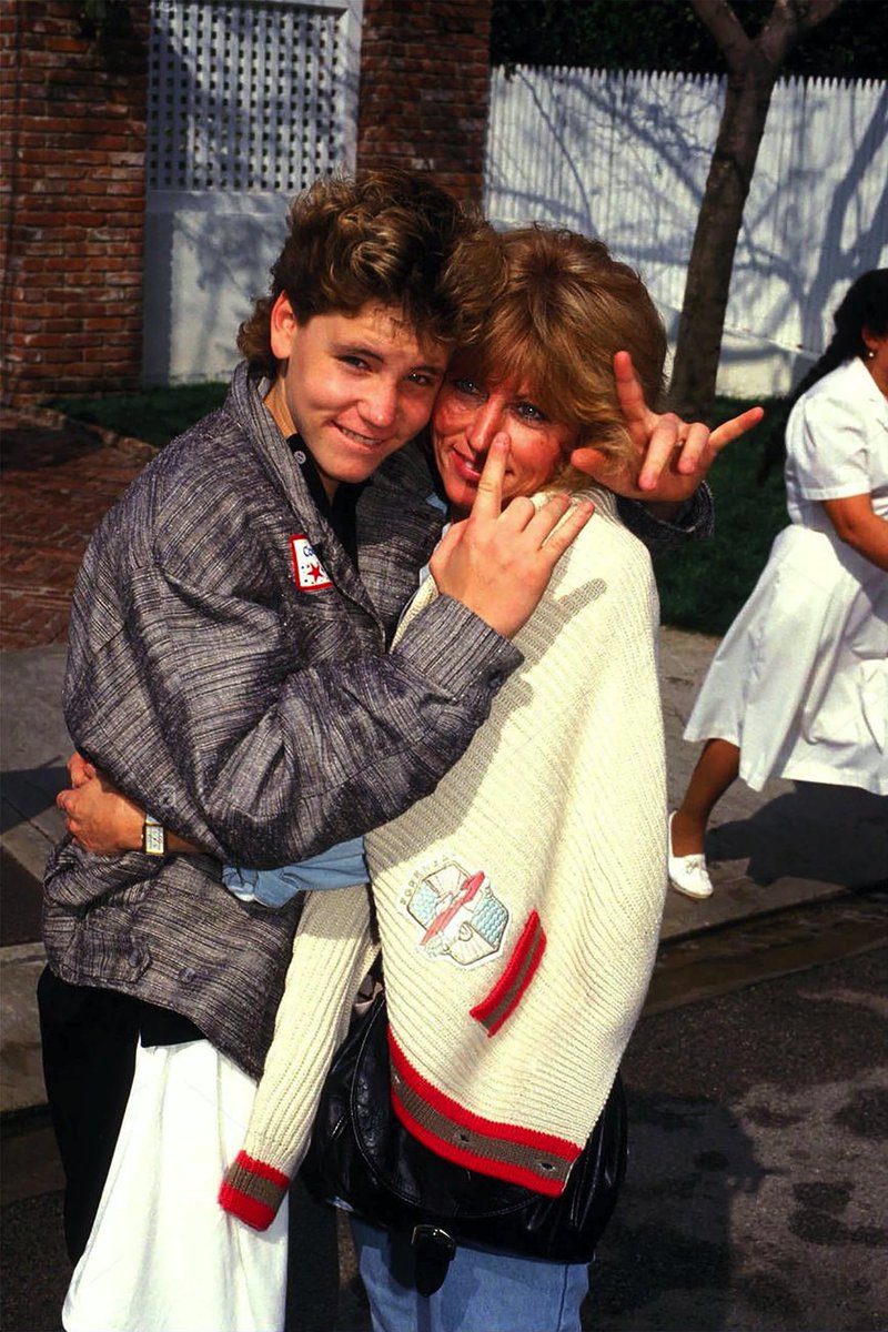 lordofthedread1's tweet image. #CoreyHaim #HAIMTOPLEASE Not sure if I posted this one already (watermark/license removal) #HaimHijacks I came to bring the Haim! (If you want these pics best save them when I post, they may get removed) Much Love to Judy &amp;amp; the Haim family 💗