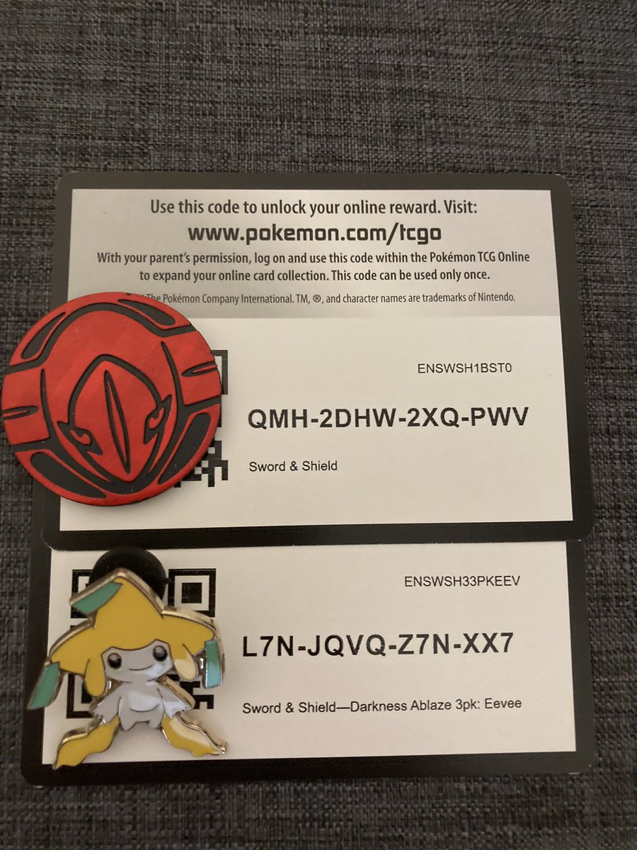 eeveecollector's tweet photo. Got a few codes for you guys from off camera packs! 👀
Would love to know what y’all get from these! 😁
#amsr #youtube #new #video #poketuber #pokegirl  #collector #eevee #youtuber #austin #texas #atx #cute #shiny #opening #tcgcode #pokemoncodes #swsh #darknessablaze https://t.co/b9ji7FWQ6Q