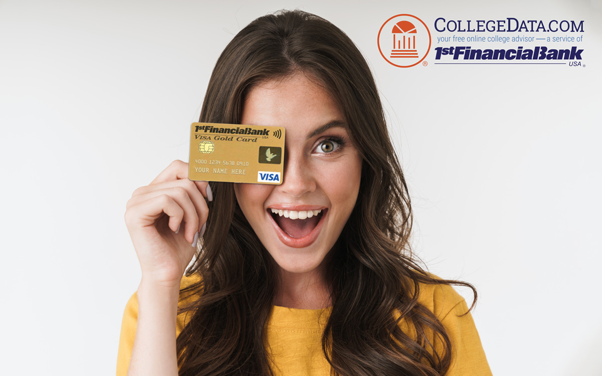 карточки девушки. держит карту. аватары для покера. фото девушка держит в руках карту. кредитные банковские карты.