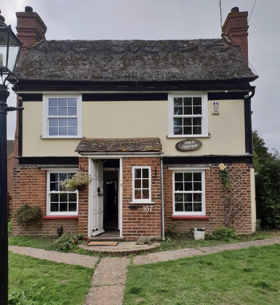 UFitSashWindows's tweet photo. Beautiful little house in #Chelmsford🌟4 of our trademark #uPVCSashWindows installed putting this house back to its former glory😍 Swipe for a before pic➡️ and a closeup👌🏻 #sashwindows #sash #windows #doubleglazing #upvc #hometransformation #ukbuilders #windowfitter #essexhome https://t.co/qlrKqBi2RE