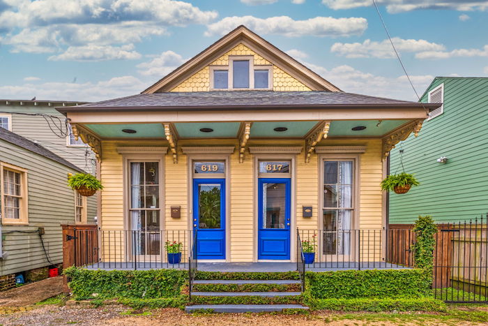 What does a quintessential New Orleans home look like to you? 🏠 

Learn more about some of the features we all know and 💗 from @evneworleans in our latest issue.