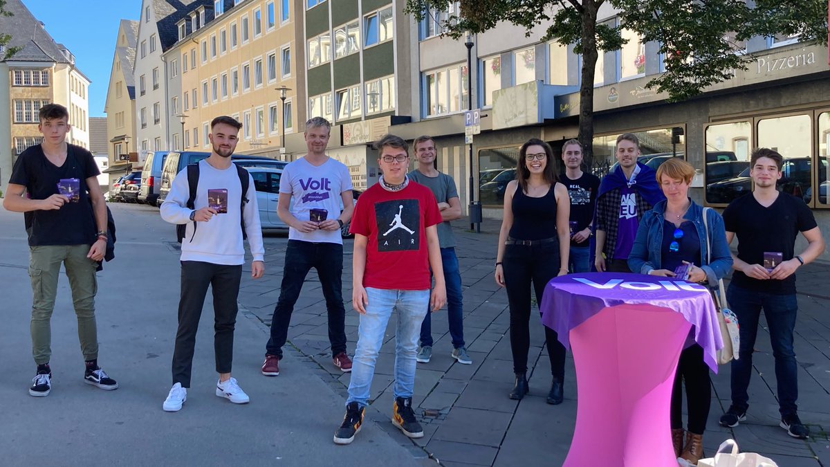 griiesbacher's tweet image. Wahlkampfbesuch bei Team Siegen 🇪🇺
Heute habe ich das Team in Siegen besucht - wir waren flyern und abends noch auf einem Meet&amp;amp;Greet. Mein Highlight bei Volt ist und bleibt es, Teams zu besuchen und vor Ort aktiv zu sein. 💜