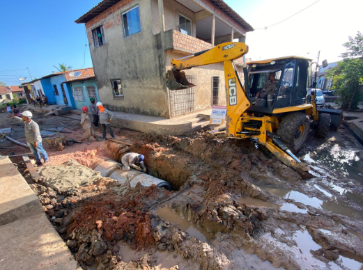 EHolandaJr's tweet photo. São muitas frentes de trabalho por toda a cidade! 👉 Registros da equipe na implantação da rede de drenagem profunda na Rua São Paulo, no Jambeiro.
#DrenagemProfunda #SãoLuís #Jambeiro https://t.co/KaGEYb8Gbl