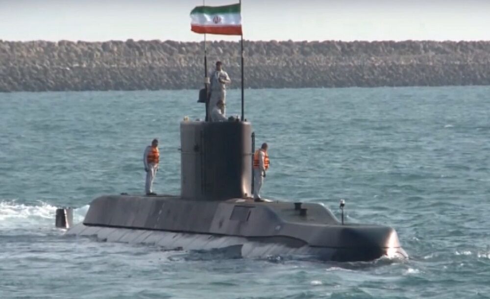 Iran : Le nouveau sous-marin semi-lourd entièrement fabriqué en Iran, le "Fateh" (conquérant), fait ses débuts dans les manœuvres Zulfiqar ٩٩ Army https://twitter.com/RebeccaRambar/status/1304033768014057472