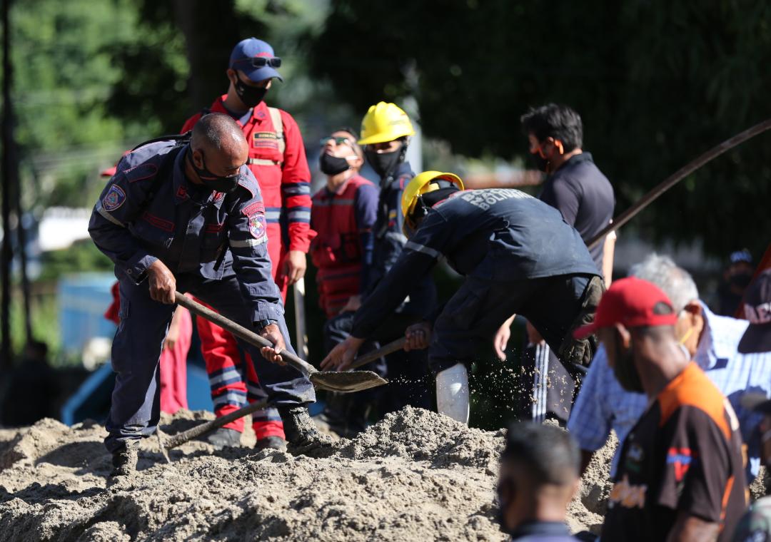 NestorLReverol's tweet photo. Siguiendo los lineamientos del Pdte  @NicolasMaduro y cumpliendo con nuestro compromiso de atender al pueblo ante cualquier emergencia, hemos venido a la población de El Limón en el estado Aragua para supervisar con varios Ministros y el Comandante del @Libertad020 https://t.co/mzKgkFnQDi