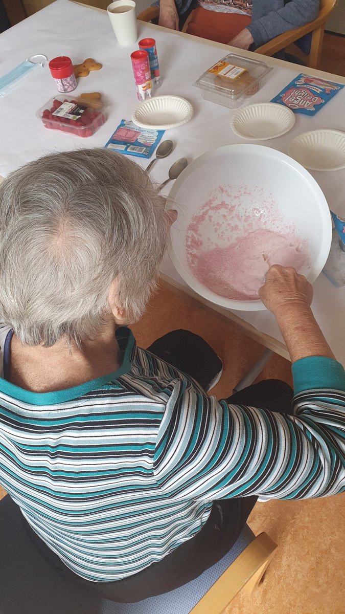 michaelaj1976's tweet photo. The @MHMWales team had a lovely time today supporting patients to make yummy strawberry pudding and decorating biscuits followed by group chats. Thank you ward 2 at #Angelton Clinic #bridgend @CwmTafMorgannwg for your continued support 🙌 https://t.co/nBU3xh6fxQ